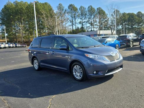 Used 2015 Toyota Sienna XLE image 1