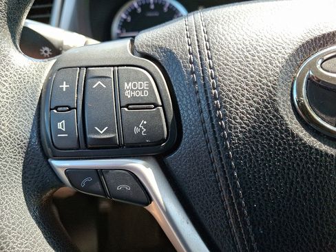 Used 2017 Toyota Highlander LE image 21