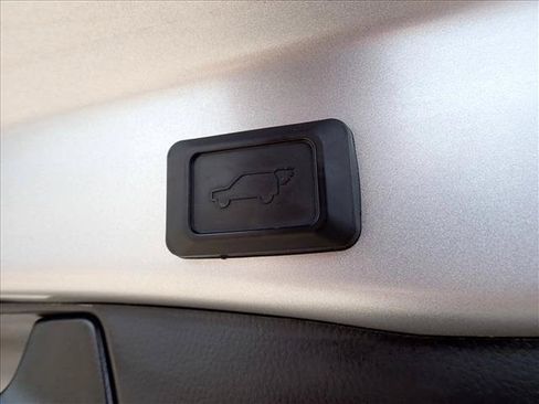 Used 2022 Toyota RAV4 XLE Premium AWD/4WD image 9