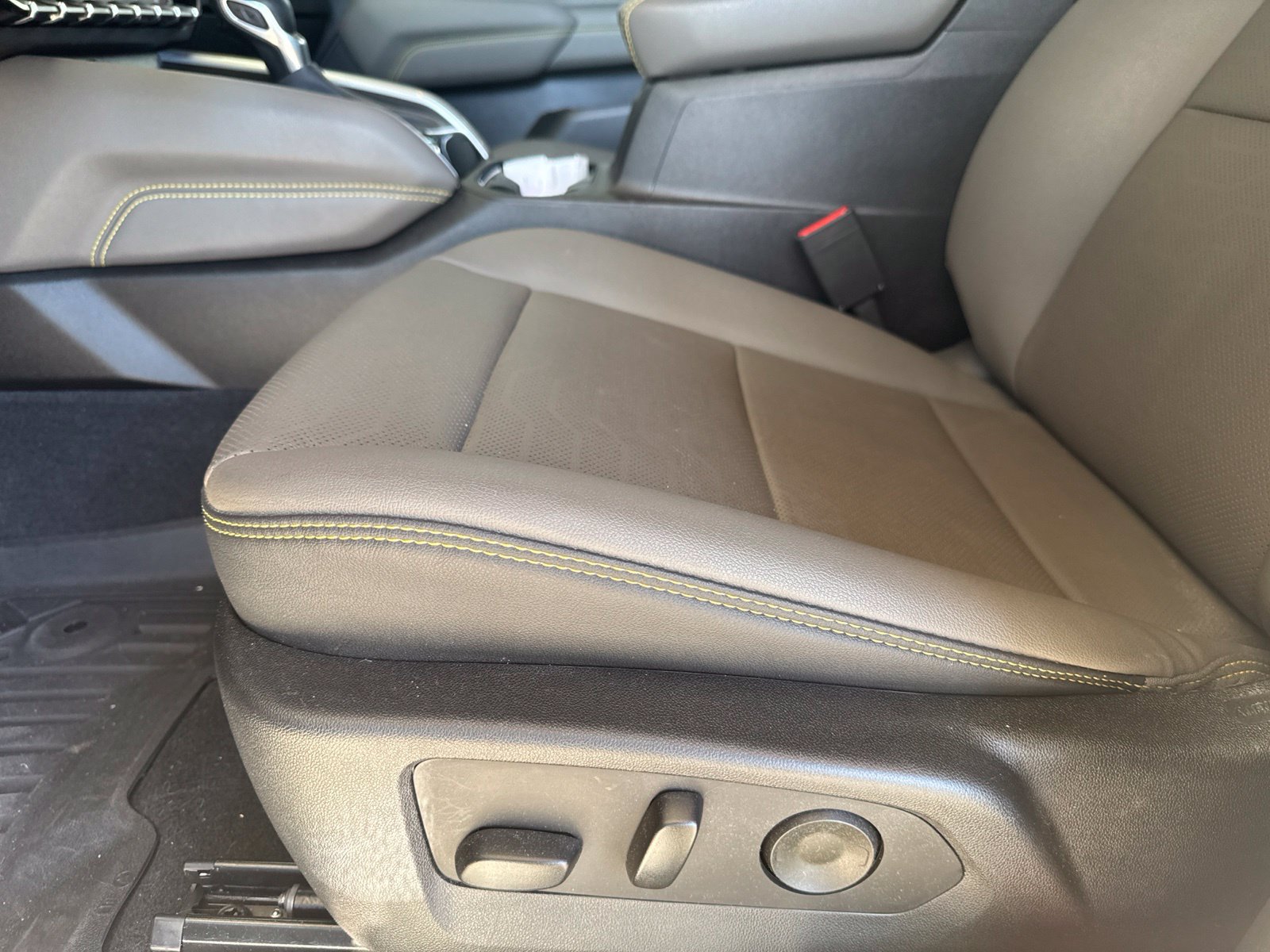 Used 2025 Chevrolet Colorado ZR2 w/ Technology Package AWD/4WD image 9