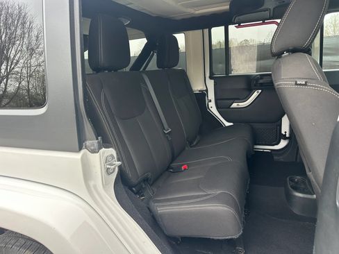 Used 2018 Jeep Wrangler Unlimited Sahara w/ Connectivity Group AWD/4WD image 12