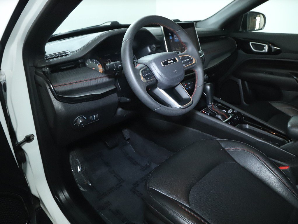 Used 2025 Jeep Compass Trailhawk AWD/4WD image 17