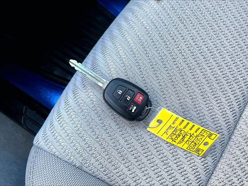 Used 2016 Toyota Camry LE FWD image 14