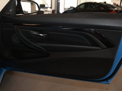 Used 2018 BMW M4 Convertible image 18