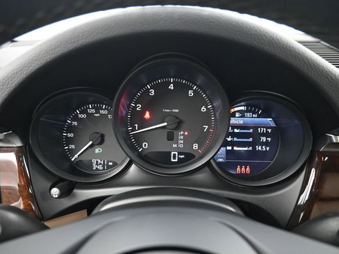 Used 2024 Porsche Macan image 12