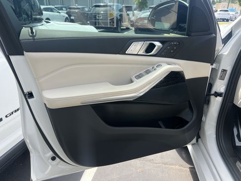 Used 2022 BMW X7 xDrive40i w/ M Sport Package AWD/4WD image 15