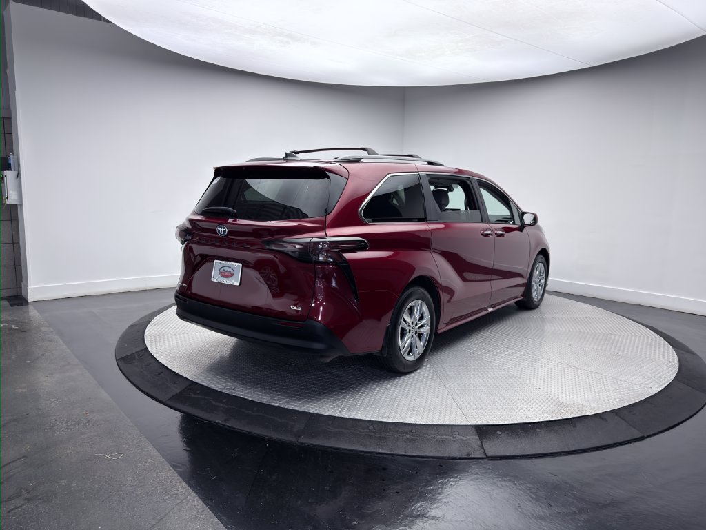 Used 2025 Toyota Sienna XLE w/ XLE Plus Package AWD/4WD image 5