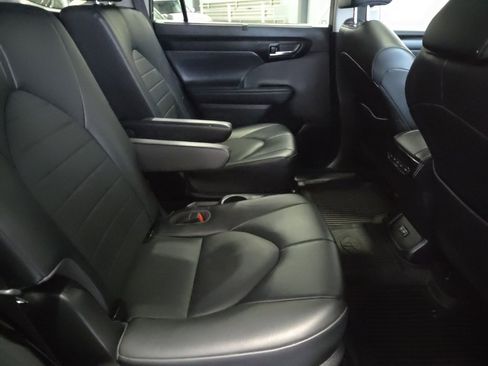 Used 2022 Toyota Highlander XLE image 18
