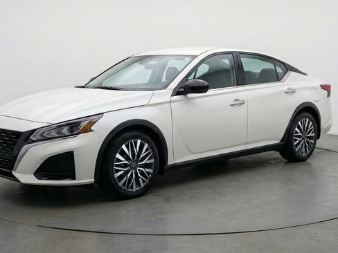 Used 2025 Nissan Altima 2.5 SV FWD image 3
