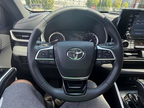 Used 2022 Toyota Highlander XSE FWD image 35