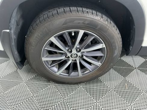 Used 2019 Toyota Highlander XLE AWD/4WD image 18