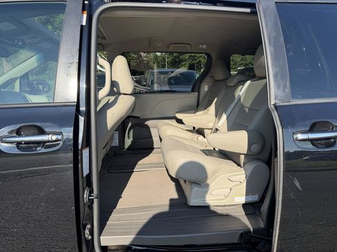Used 2017 Toyota Sienna XLE w/ XLE Navigation Package FWD image 23