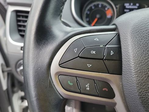 Used 2019 Jeep Cherokee Latitude Plus w/ Comfort/Convenience Group FWD image 21