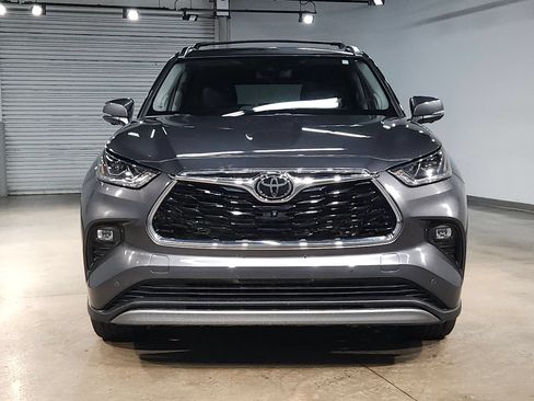 Used 2023 Toyota Highlander Platinum FWD image 2