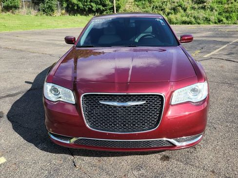 Used 2018 Chrysler 300 Touring RWD image 4
