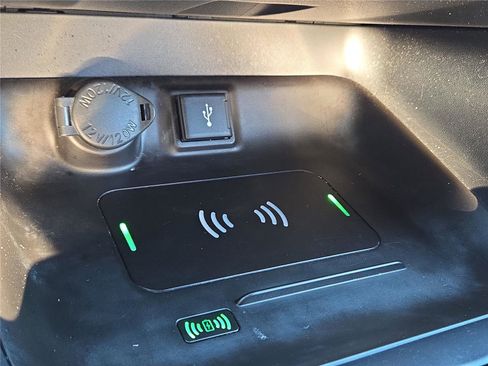 Used 2022 Toyota RAV4 SE image 8