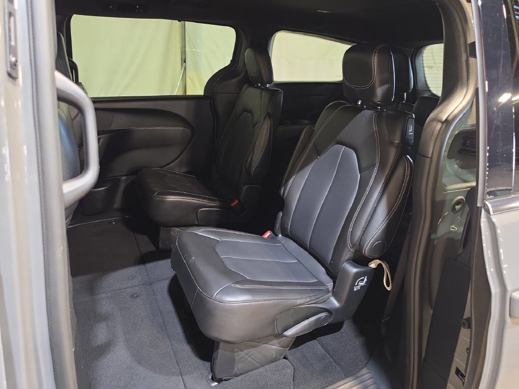 Used 2025 Chrysler Pacifica Select FWD image 23
