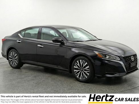 Used 2025 Nissan Altima 2.5 SV image 1