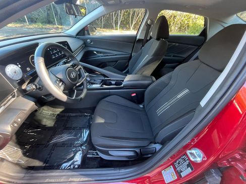 Used 2025 Hyundai Elantra SEL image 24
