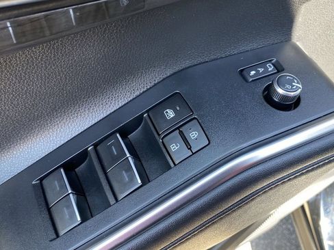 Used 2024 Toyota Highlander Limited AWD/4WD image 24