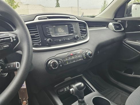 Used 2017 Kia Sorento FWD image 30
