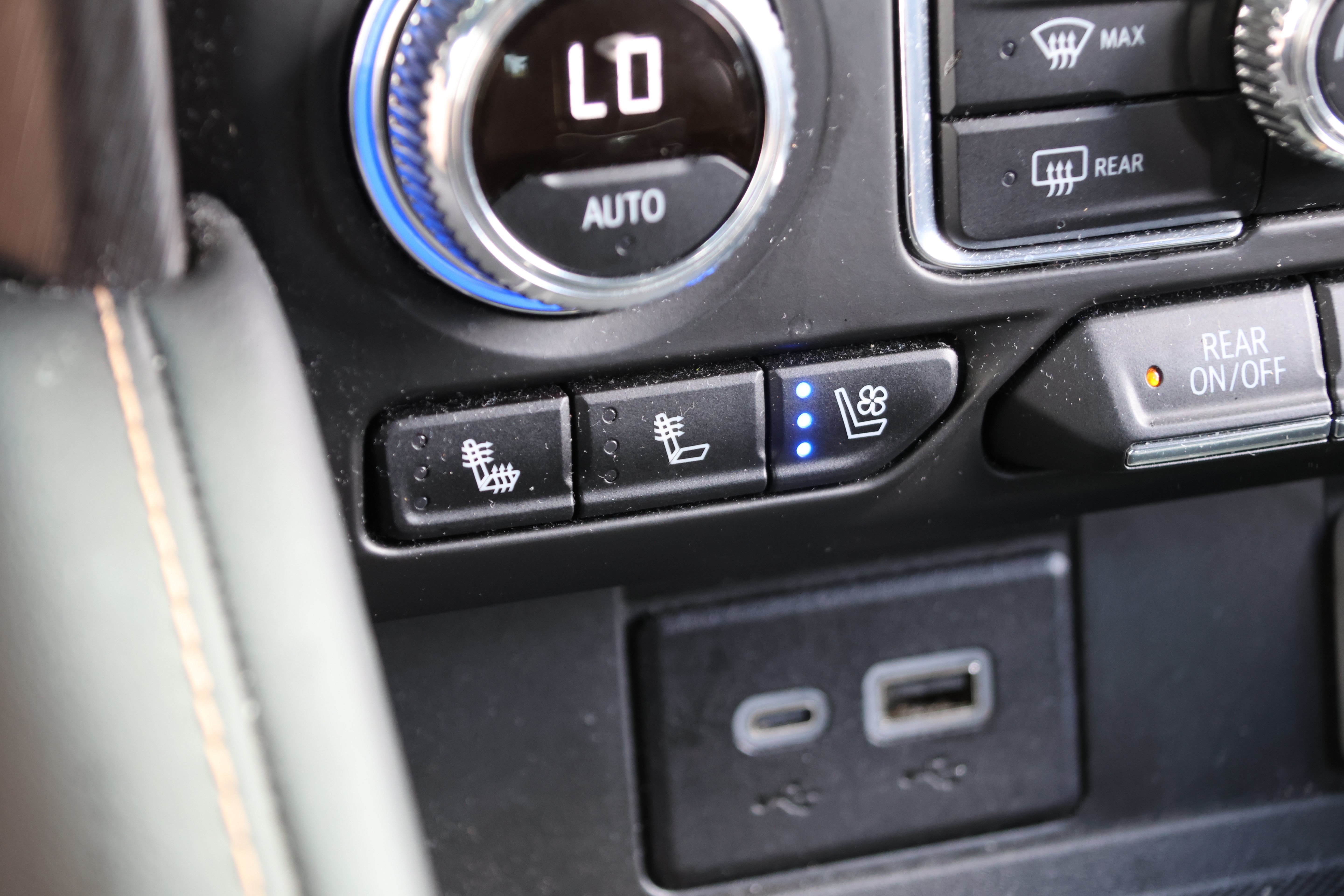 Used 2024 GMC Yukon AT4 w/ Technology Package AWD/4WD image 30