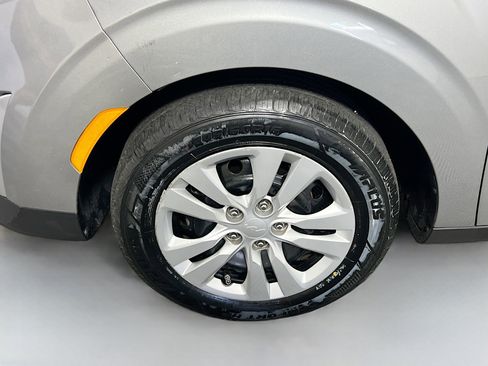 Used 2024 Kia Soul LX FWD image 13