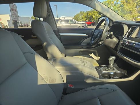 Used 2017 Toyota Highlander XLE AWD/4WD image 7