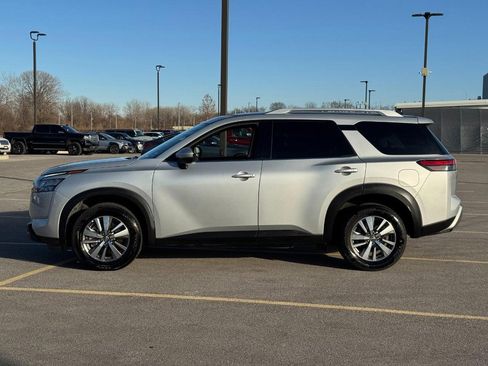 Used 2025 Nissan Pathfinder SL image 2