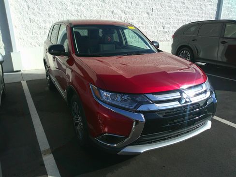 Used 2018 Mitsubishi Outlander ES image 3