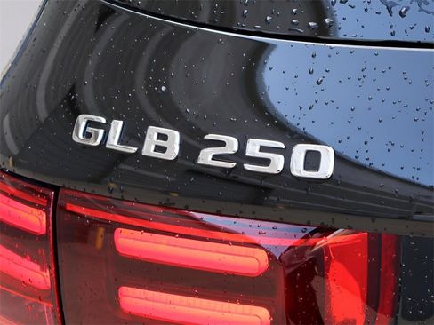 New 2025 Mercedes-Benz GLB 250 4MATIC image 8