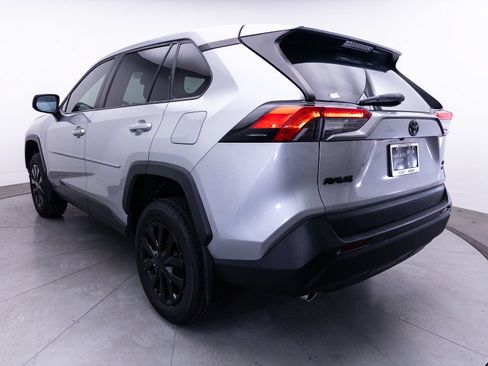 Used 2022 Toyota RAV4 LE AWD/4WD image 12