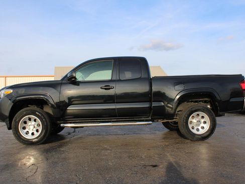 Used 2019 Toyota Tacoma SR image 11