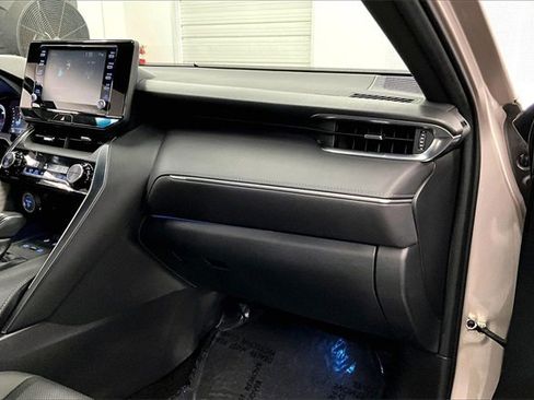 Used 2021 Toyota Venza XLE image 16