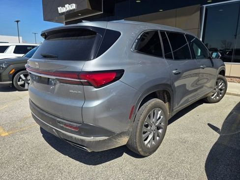 Used 2025 Buick Enclave Preferred w/ Power Package image 7