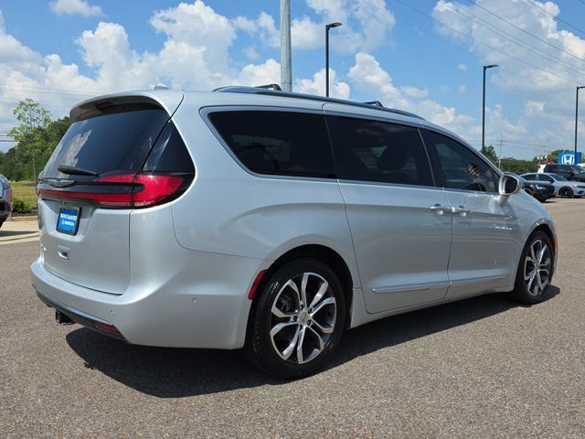 Used 2022 Chrysler Pacifica Pinnacle FWD image 3