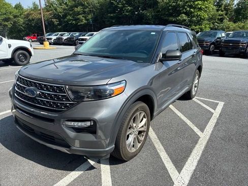 Used 2022 Ford Explorer XLT w/ Equipment Group 202A AWD/4WD image 3