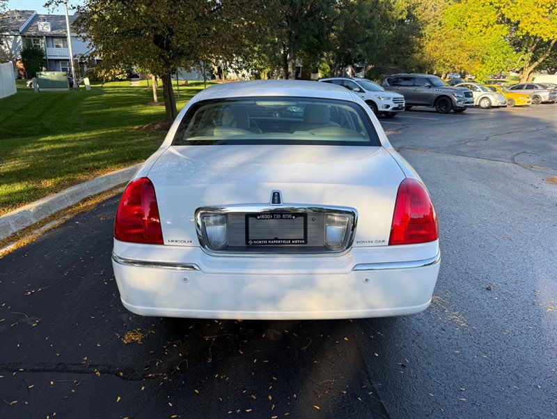 Used 2004 Lincoln Town Car Signature RWD image 6