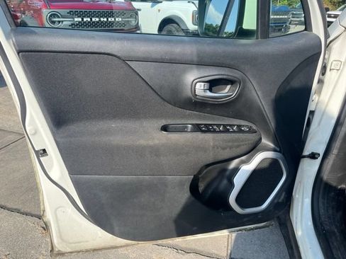 Used 2019 Jeep Renegade Latitude FWD image 15