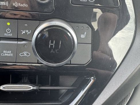 Used 2020 Toyota Highlander XLE image 17