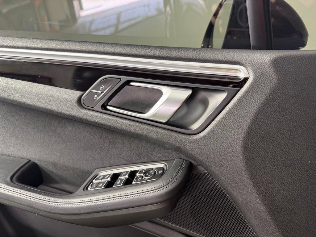 Certified 2023 Porsche Macan Turbo AWD/4WD image 20