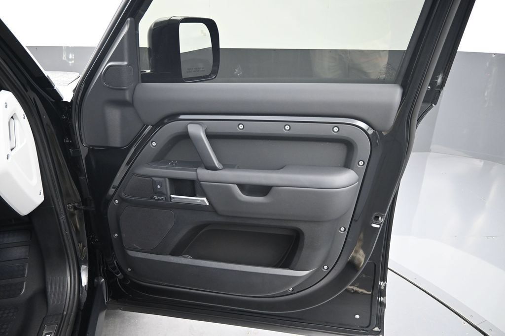 Used 2025 Land Rover Defender 110 X-Dynamic SE AWD/4WD image 4