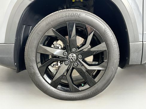 Used 2022 Volkswagen Taos SE w/ Panoramic Sunroof Package FWD image 11