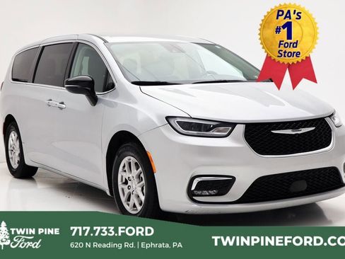 Used 2024 Chrysler Pacifica Touring-L image 1