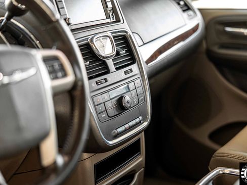 Used 2015 Chrysler Town & Country Touring image 20