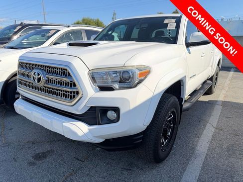 Used 2016 Toyota Tacoma TRD Sport w/ Towing Package RWD image 2