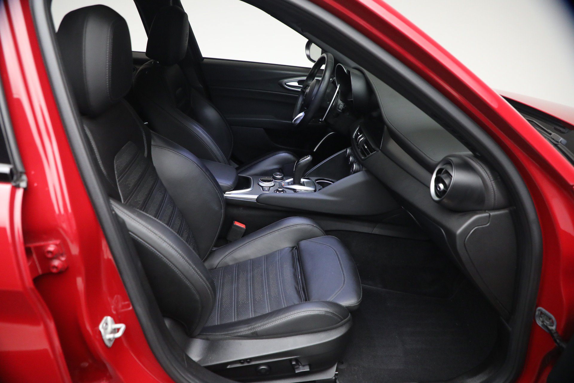 Used 2023 Alfa Romeo Giulia Veloce AWD/4WD image 14