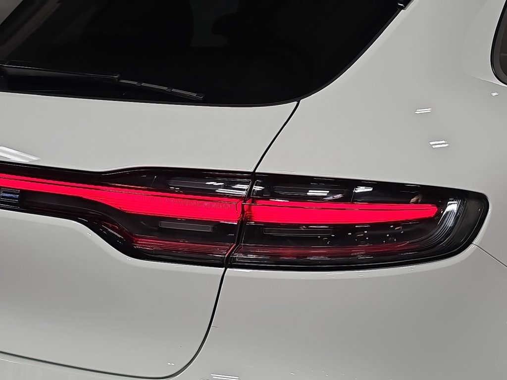 Certified 2026 Porsche Macan AWD/4WD image 30