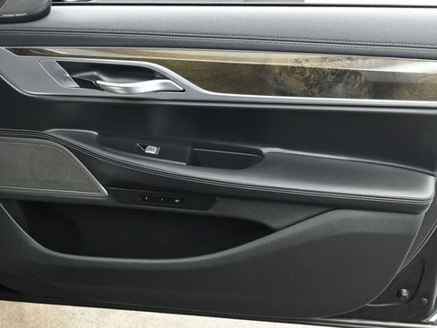 Used 2019 BMW 750i image 20