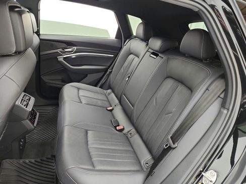 Used 2023 Audi e-tron Premium Plus w/ Premium Plus Package AWD/4WD image 16